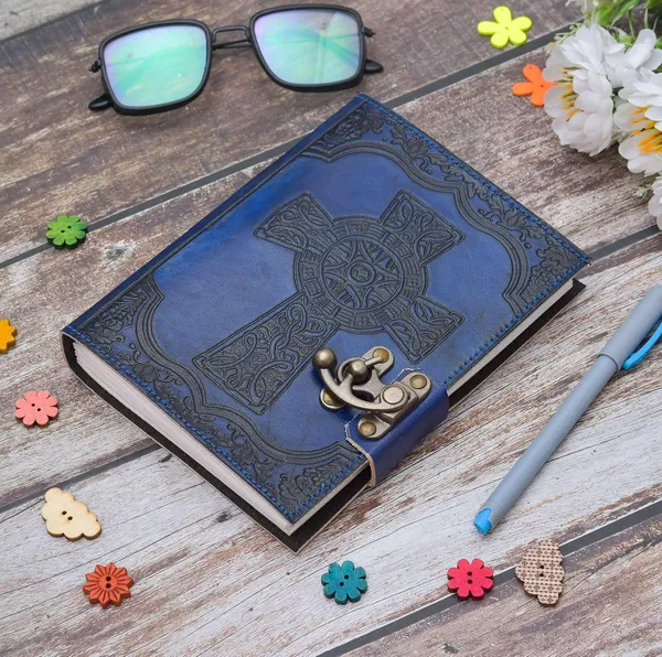 Leather_Journal_With_Metal_Lock