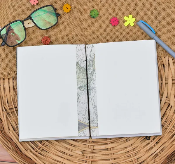 Cardboard_Journal_With_String_Closure