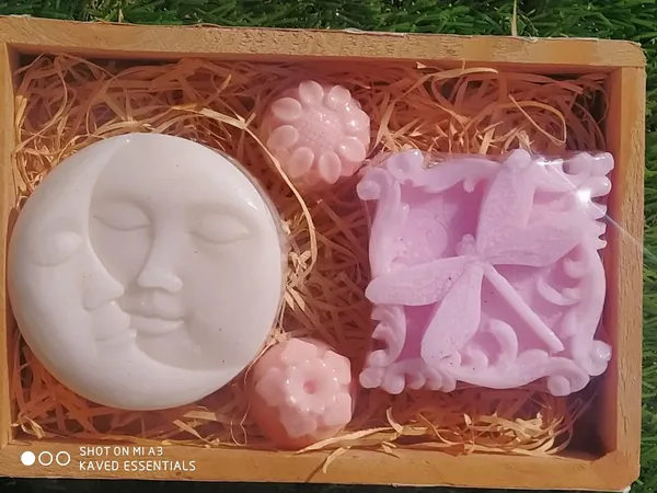 Moon_Coco_Butter_And_Butterfly_Lacto_Calamine_Handmade_Soap_Set_240_Gm