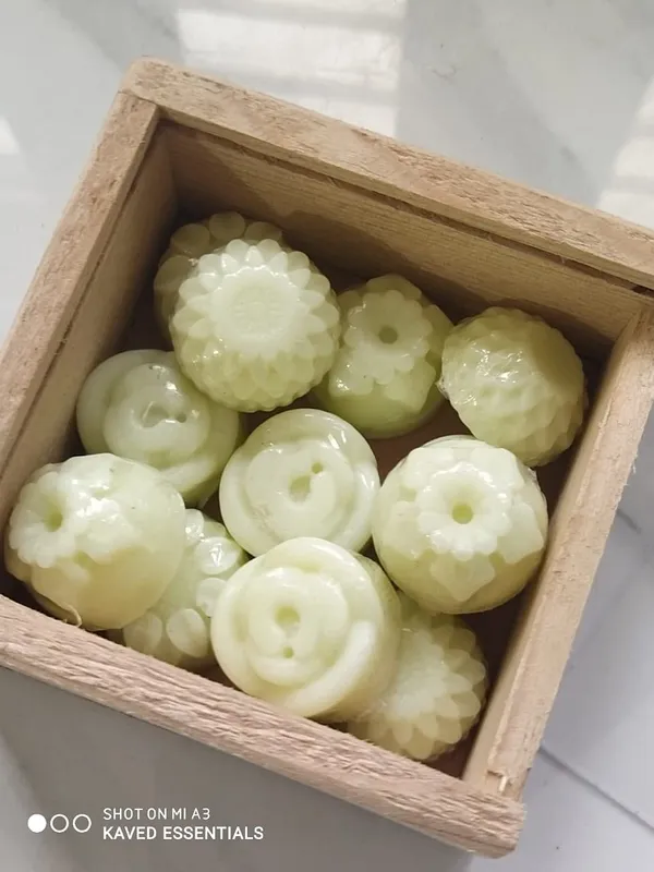 Mini_Flowers_Traveling_Soap_Set_For_Kids_Wooden_Box_12_13_Pieces_100_Gm