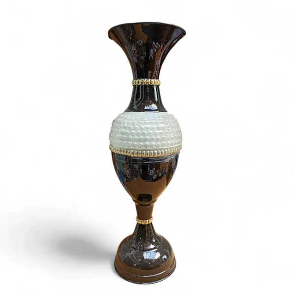 Black_Iron_Flower_Vase_For_Displaying_Fresh_Or_Artificial_Flowers