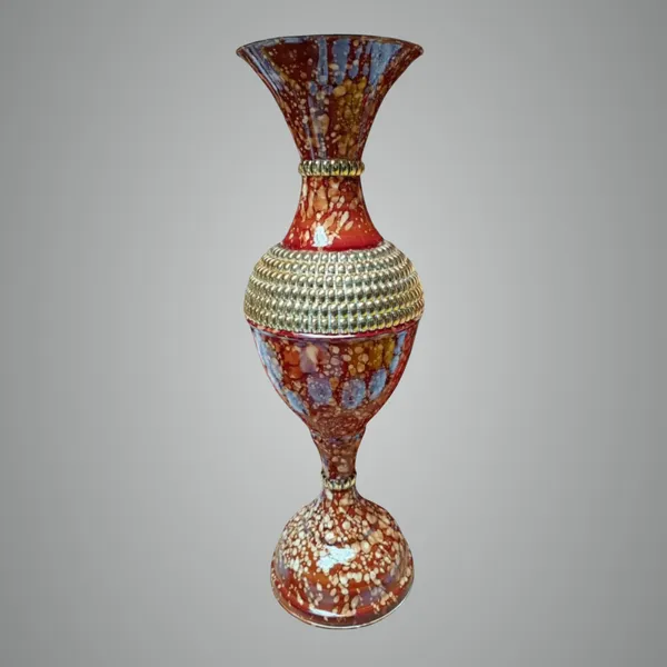 Brown_Iron_Flower_Vase_For_Displaying_Fresh_Or_Artificial_Flowers