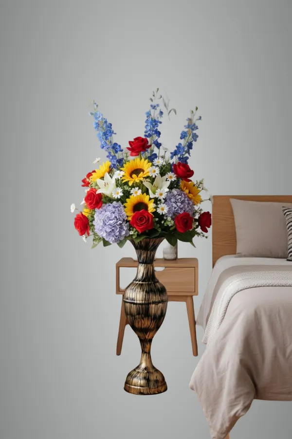 Golden_Black_Iron_Flower_Vase_For_Displaying_Fresh_Or_Artificial_Flowers