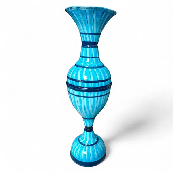 Green_Shed_Iron_Flower_Vase_For_Displaying_Fresh_Or_Artificial_Flowers