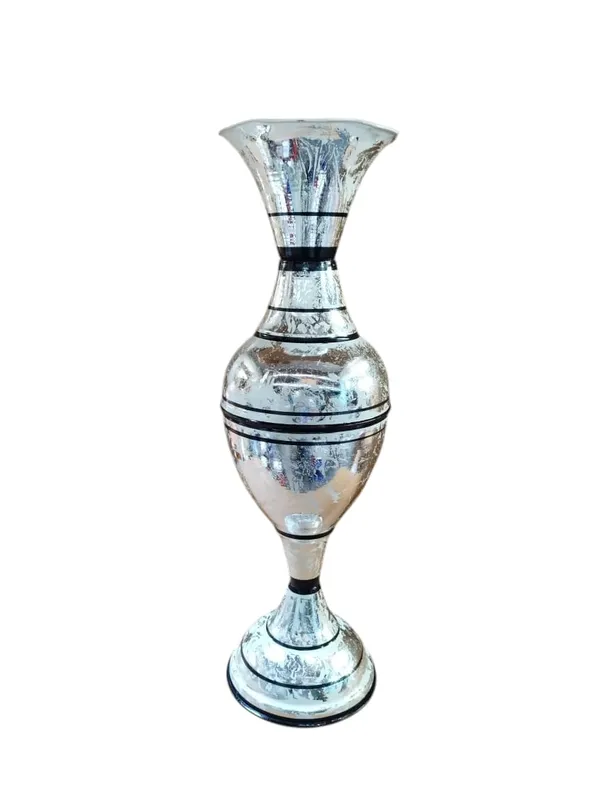 Silver_Iron_Flower_Vase_For_Displaying_Fresh_Or_Artificial_Flowers