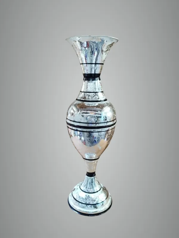 Silver_Iron_Flower_Vase_For_Displaying_Fresh_Or_Artificial_Flowers