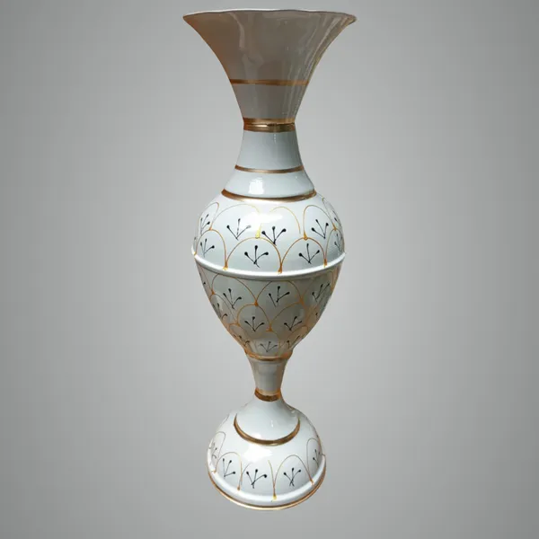White_Iron_Flower_Vase_For_Displaying_Fresh_Or_Artificial_Flowers