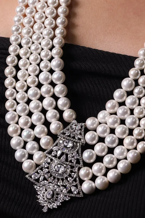 Stylish_Layered_Pearls_With_Pendant_Necklace_For_Women_And_Girls