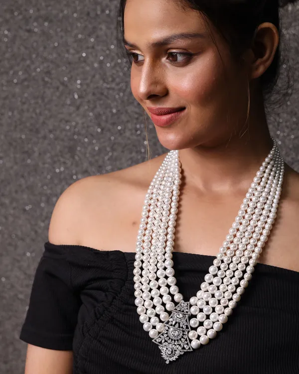 Stylish_Layered_Pearls_With_Pendant_Necklace_For_Women_And_Girls