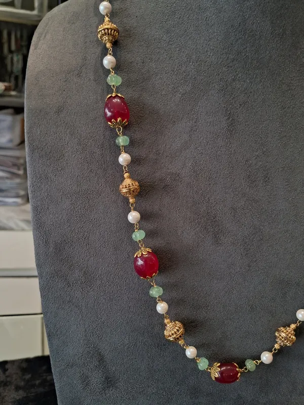 Festive_Ruby_Red_Stone_Necklace_With_Pearls_And_Antique_Gold_Beads