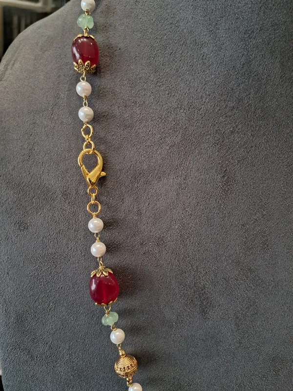 Festive_Ruby_Red_Stone_Necklace_With_Pearls_And_Antique_Gold_Beads