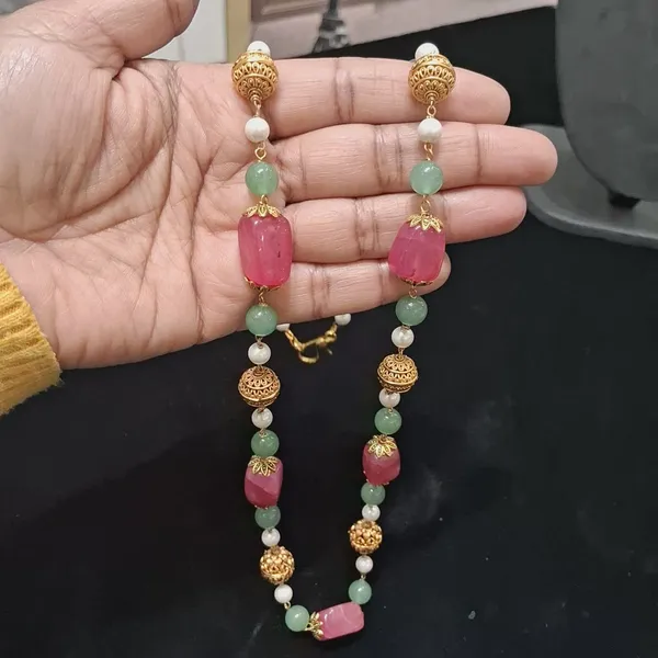 Pink_Stone_And_Aventurine_Necklace_Finished_With_Pearls_And_Gold_Textured_Accents