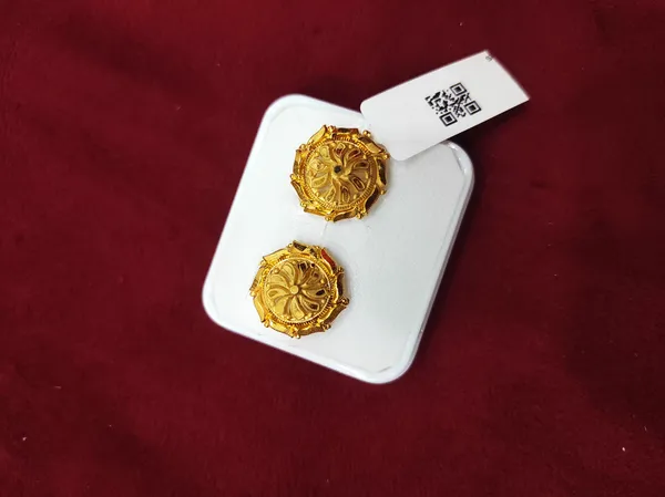 Gold_Alloy_Round_Stud_Earrings_For_Women