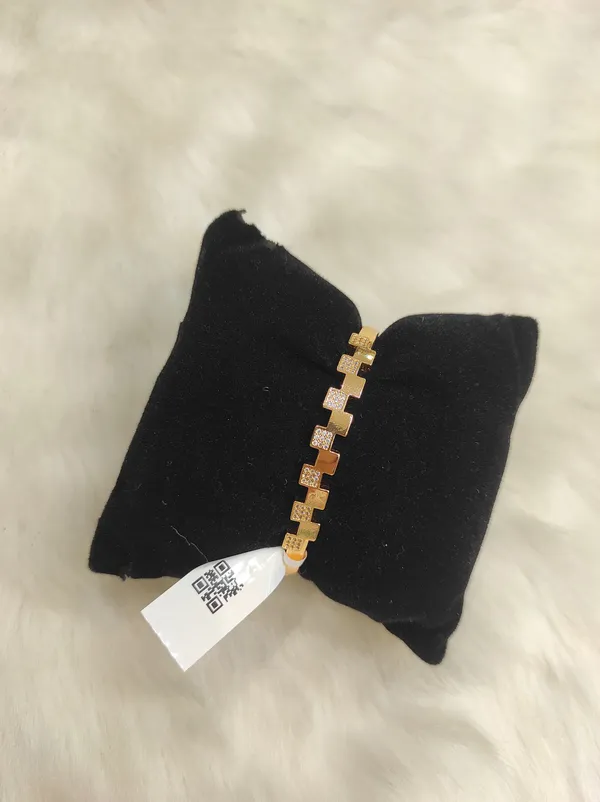 Gold_Alloy_Bracelet_For_Women