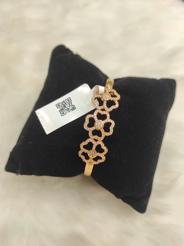 Gold_Alloy_Bracelet_For_Women