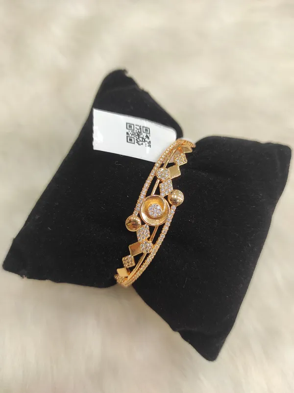 Gold_Alloy_Bracelet_For_Women