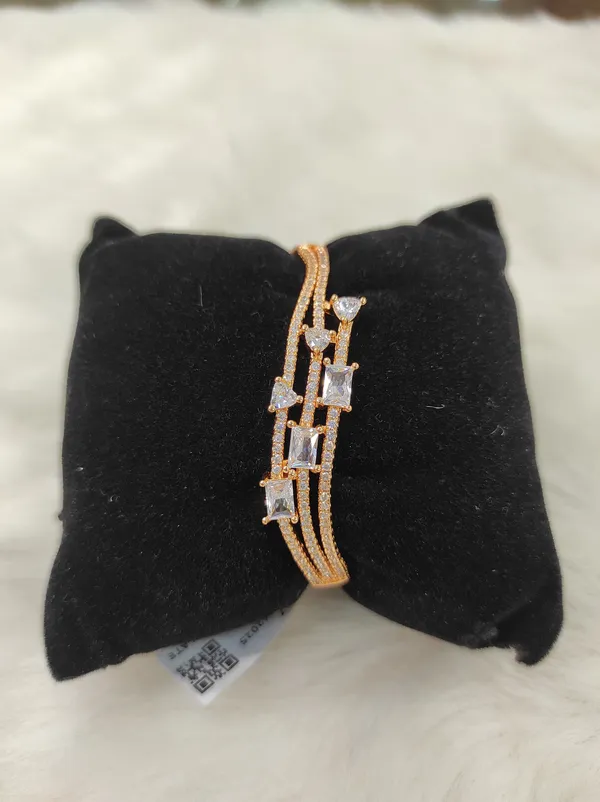 Gold_Alloy_Bracelet_For_Women