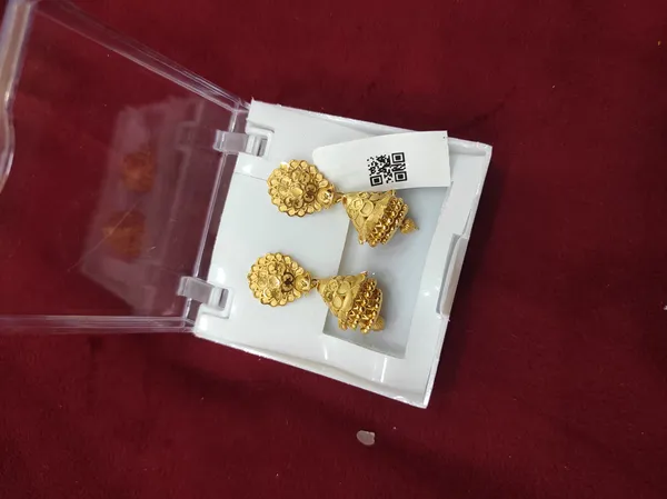 Gold_Alloy_Jhumka_Earrings_For_Women
