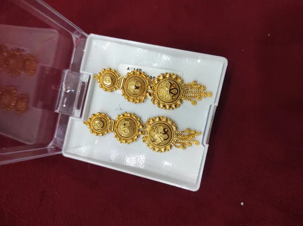 Gold_Alloy_Drop_Earrings_For_Women