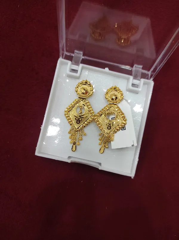 Gold_Alloy_Earrings_For_Women