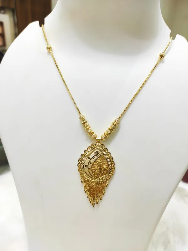 Gold_Alloy_Chain_Pendant_Set_For_Women