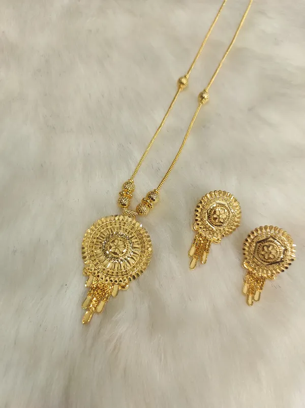 Gold_Alloy_Chain_Pendant_Set_For_Women