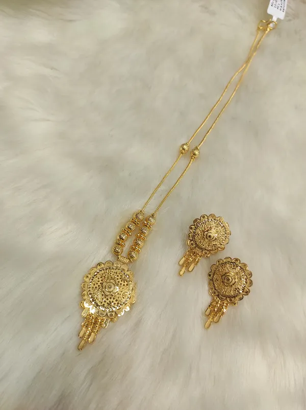 Gold_Alloy_Chain_Pendant_Set_For_Women