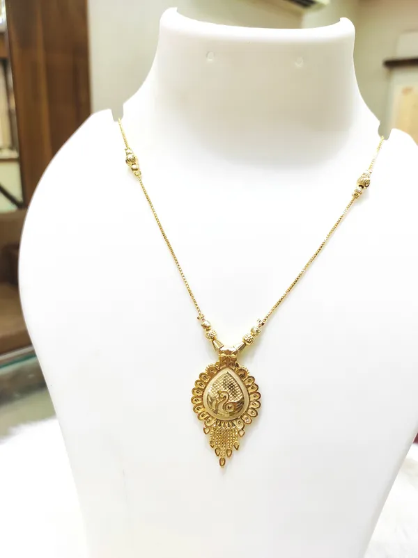 Gold_Alloy_Chain_Pendant_Set_For_Women