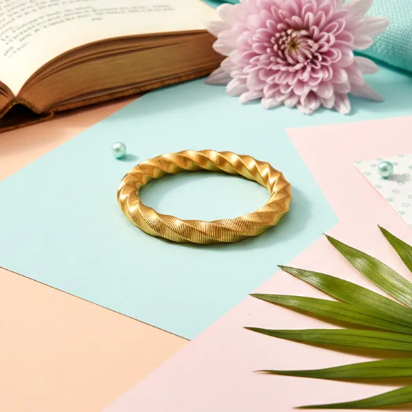 Gold_Regal_Spiral_Luxe_Bracelet_For_Women