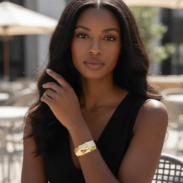 Gold_Luxe_Edge_Signature_Bangle_For_Women