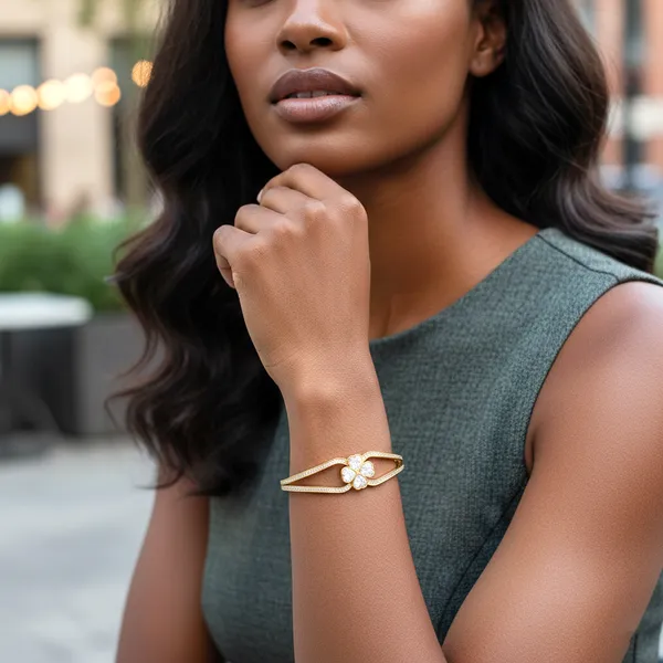 Gold_Royal_Clover_Radiance_Luxe_Bangle_For_Women