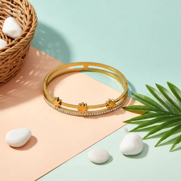 Gold_Floral_Radiance_Luxe_Bangle_For_Women