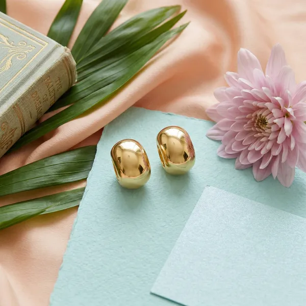 Gold_Luxe_Oval_Glow_Stud_Earrings_For_Women