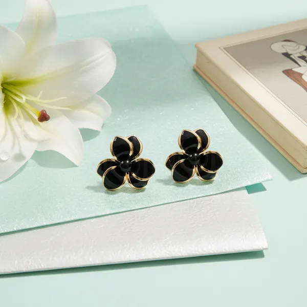 Black_And_Gold_Luxe_Petal_Statement_Earrings_For_Women