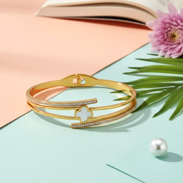 Gold_Majestique_Clover_Lumière_Bangle_For_Women