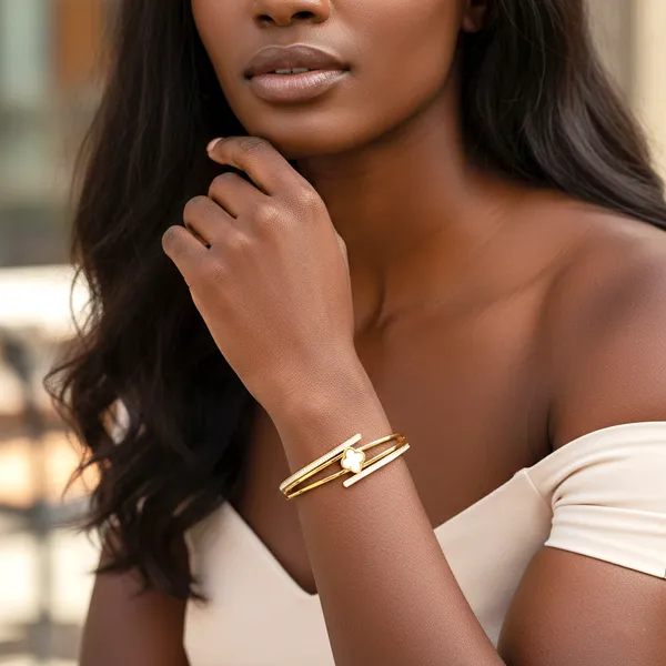 Gold_Majestique_Clover_Lumière_Bangle_For_Women