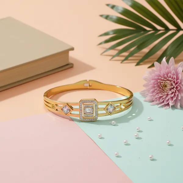 Gold_Signature_Spark_Statement_Bangle_For_Women