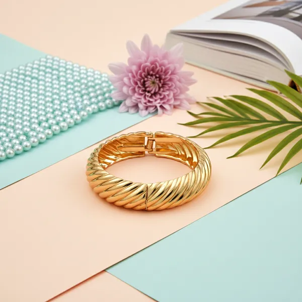 Gold_Elegant_Twist_Metallic_Gold_Tone_Bangle_For_Women