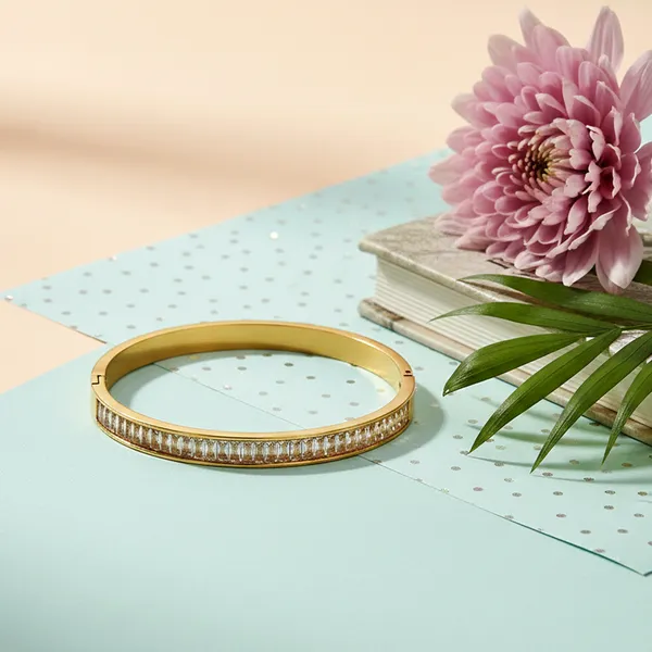 Gold_Modern_Glow_Designer_Bangle_For_Women
