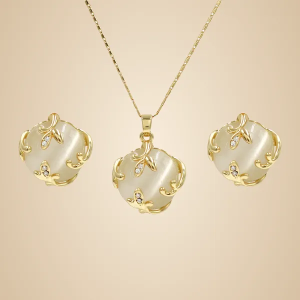 Gold_Brass_And_Mixed_Alloy_Necklace_For_Women