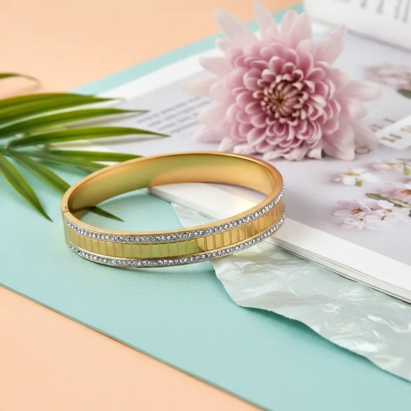 Gold_Signature_Gleam_Designer_Bangle_For_Women