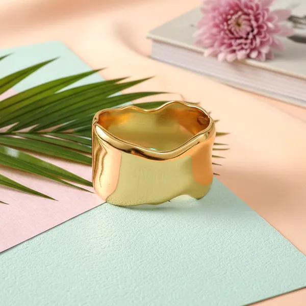 Gold_Imperial_Flow_Statement_Bracelet_For_Women