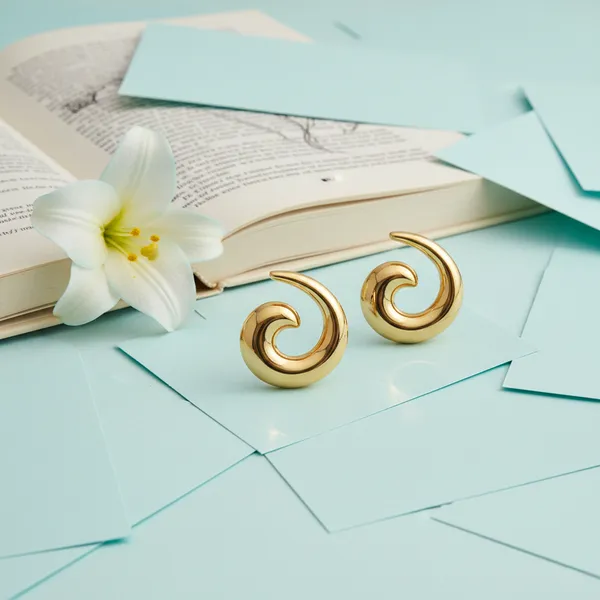Gold_Modern_Swirl_Luxe_Studs_For_Women