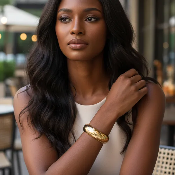 Gold_Classic_Textured_Metallic_Gold_Finish_Bangle_For_Women