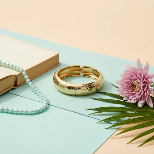 Gold_Classic_Textured_Metallic_Gold_Finish_Bangle_For_Women