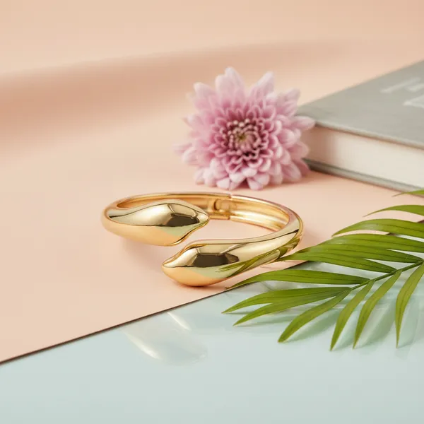 Gold_Aureva_Sculpted_Wave_Bangle_For_Women