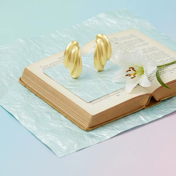Gold_Timeless_Wave_Elegance_Studs_For_Women