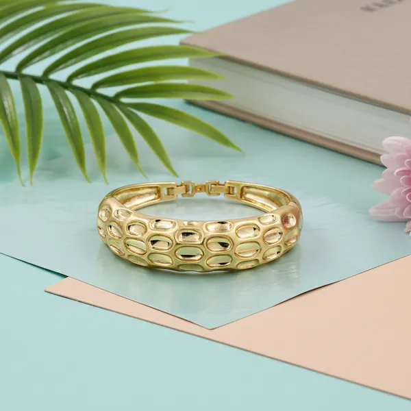 Gold_Modern_Textured_Elegance_Jewelry_Set_For_Women