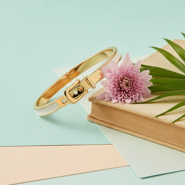 Gold_Luxe_Buckle_Elegance_Bangle_For_Women
