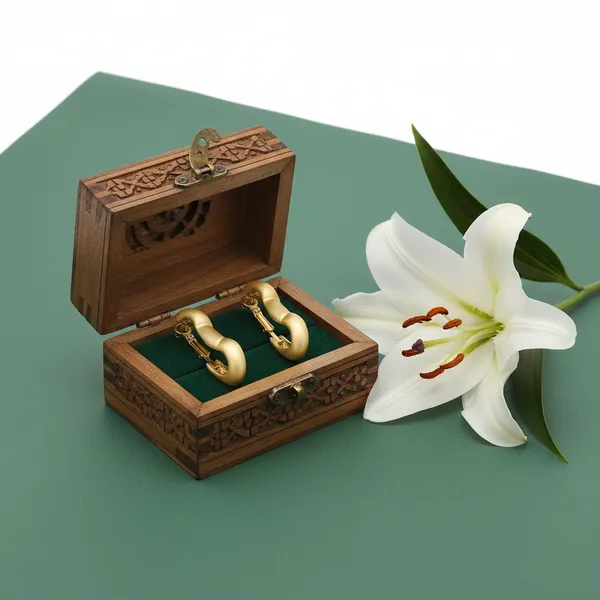Gold_Élan_Sculpted_Harmony_Jewelry_Set_For_Women